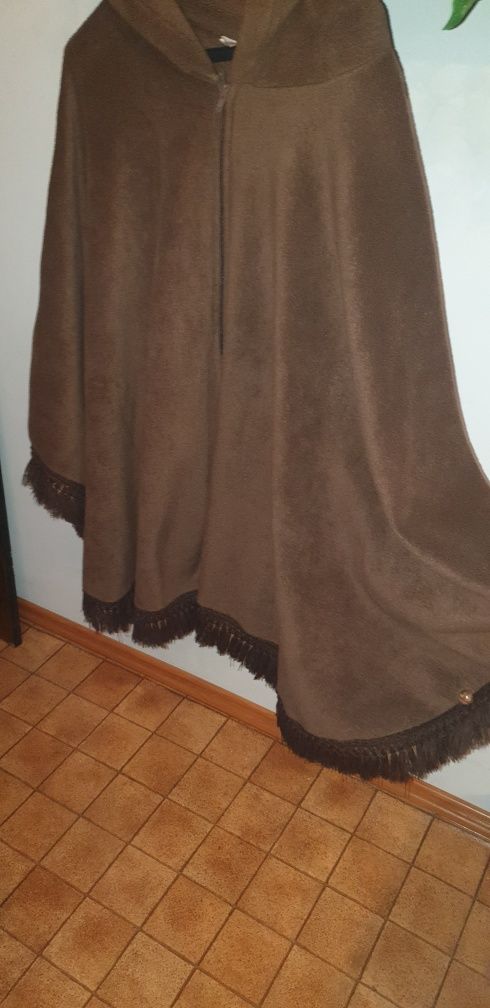 Super ponczo na zamek z kapturem. Idealnae na wiosnę.