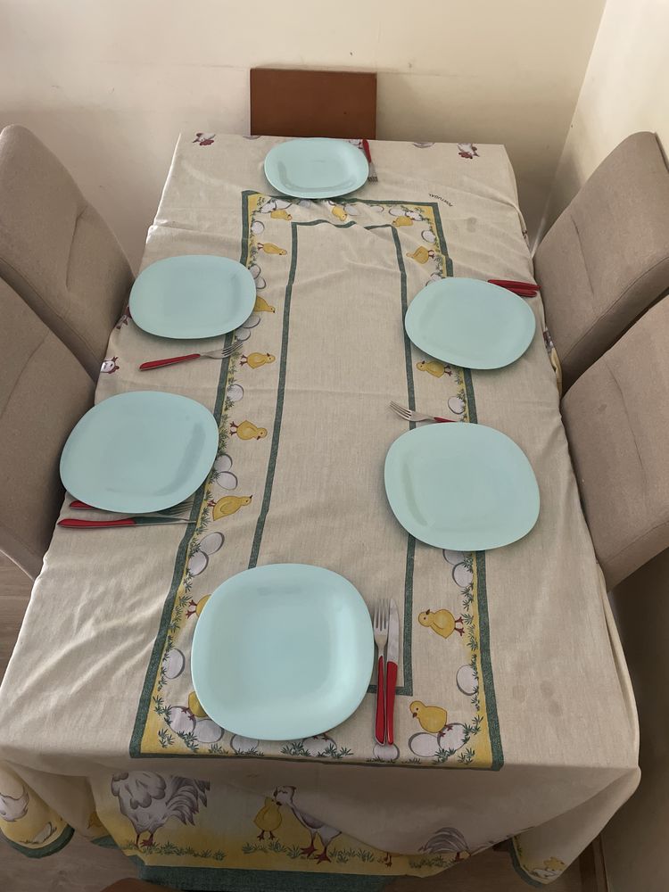 Mesa de vidro estensora e cadeiras