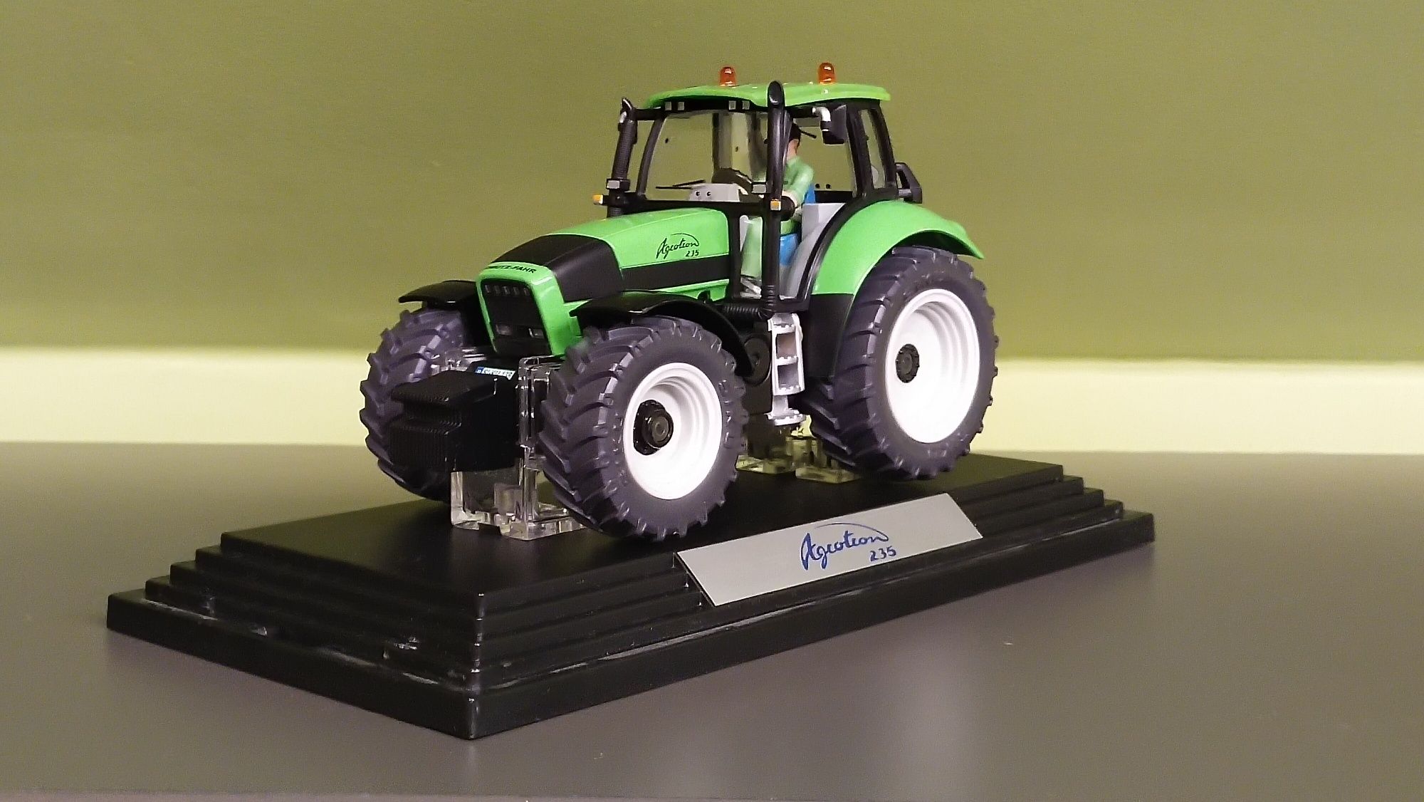 Siku traktor Deutz Fahr edycja limitowana 1 32