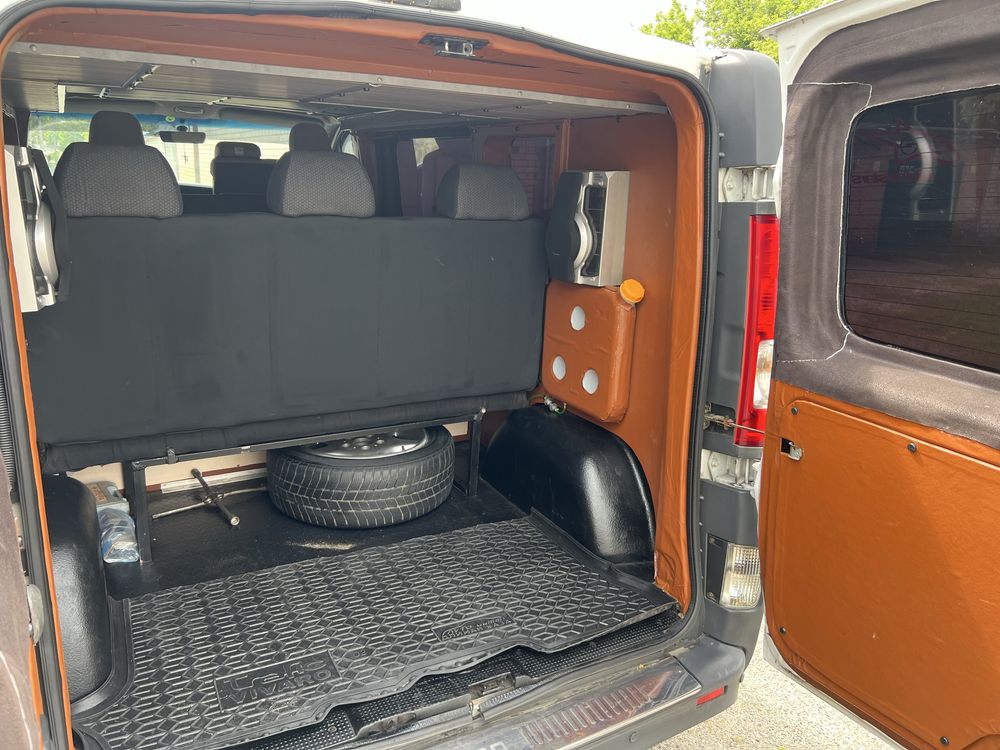 Opel Vivaro Long пассажир 9 мест , 2.0 мотор , 6 ступка ,