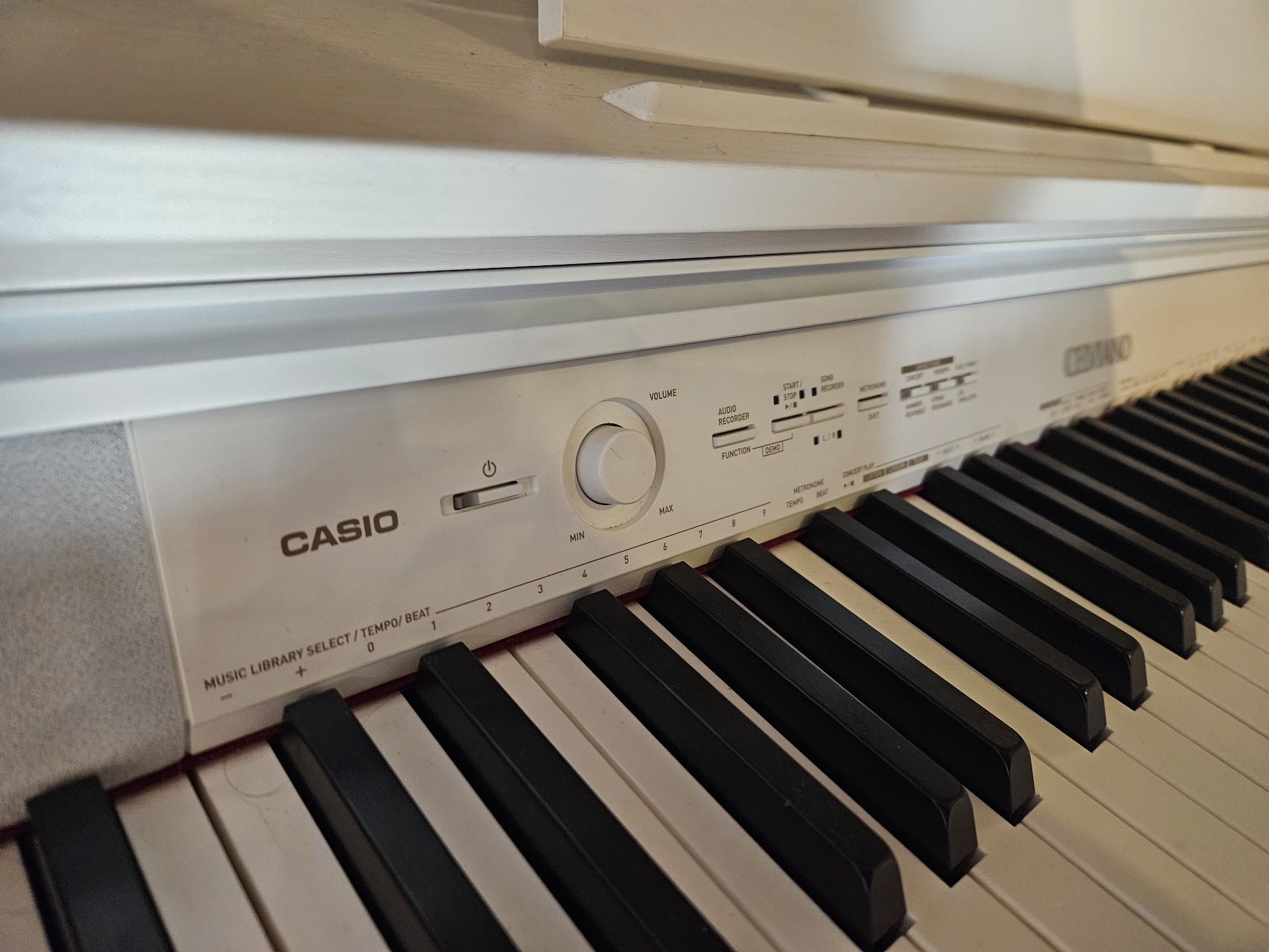 Białe pianino Casio Celviano AP-460 i ława