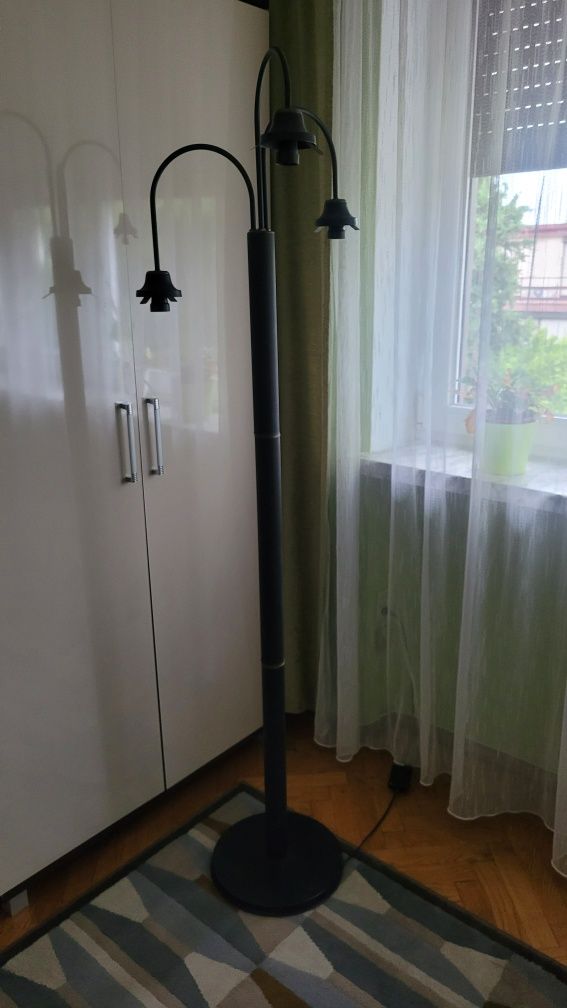 Lampa stojąca trzypunktowa
