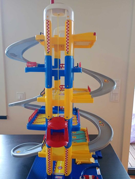 Vendo garagem infantil em bom estado