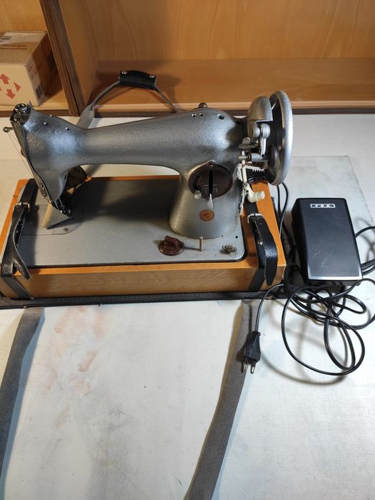 Продам бытовую швейную машинку с электро моторчиком