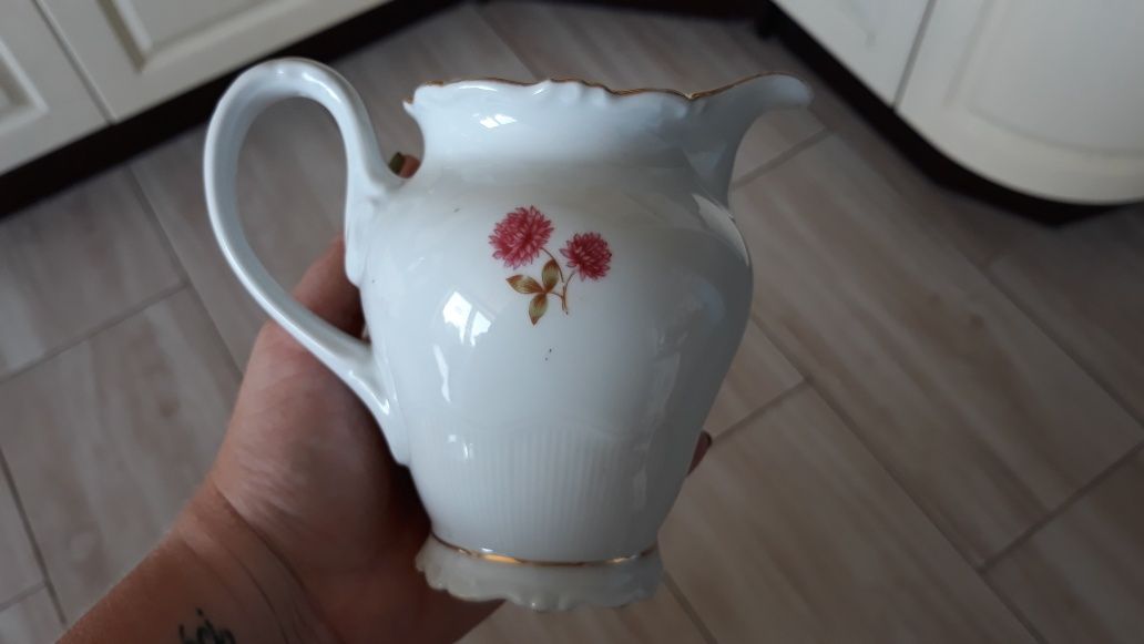 Śliczny porcelanowy sygnowany mlecznik w kwiaty