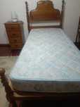 Cama solteiro, mesa de cabeceira e cómoda