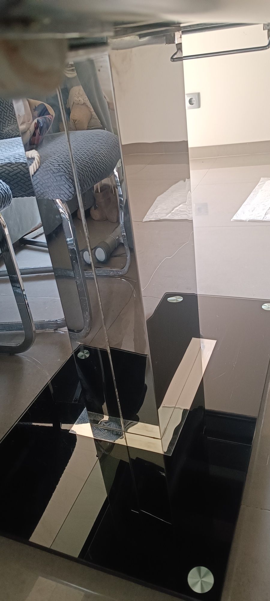 Mesa extensível de vidro preta com o pé em inox