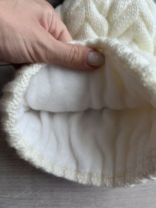 Шапка біла з бомбоном вʼязана