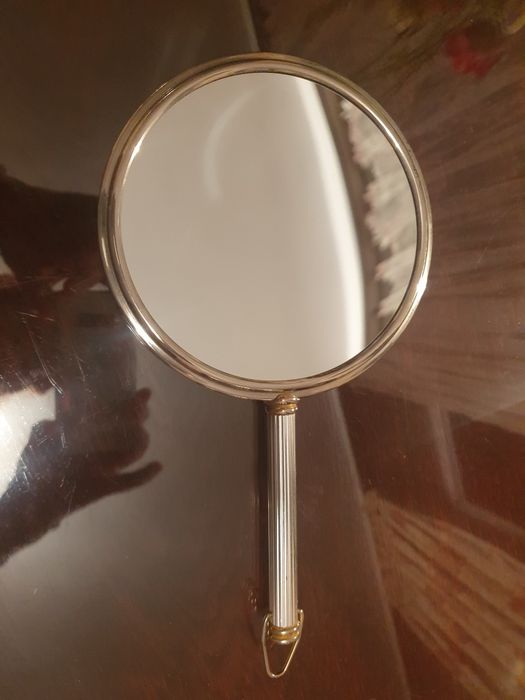 Lusterko dwustronne powiększające.