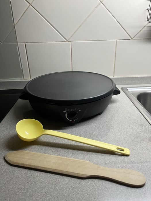 Máquina de fazer crepes com utensilios