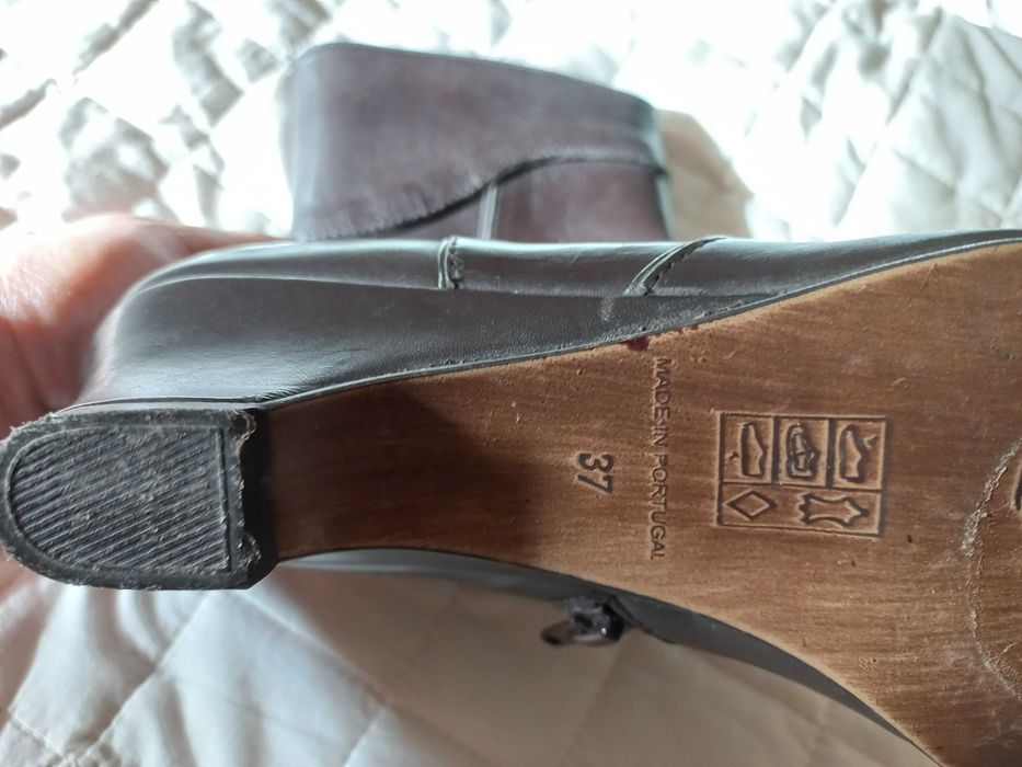 Botas castanhas novas