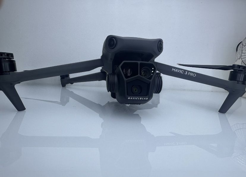 Нові квадрокоптери Mavic 3 Pro