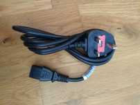 Kabel zasilający do komputera z wtyczka angielską.