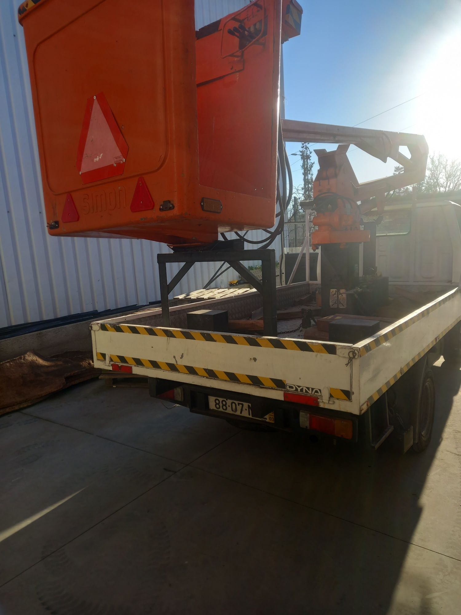 Toyota dyna 150 com barquinha