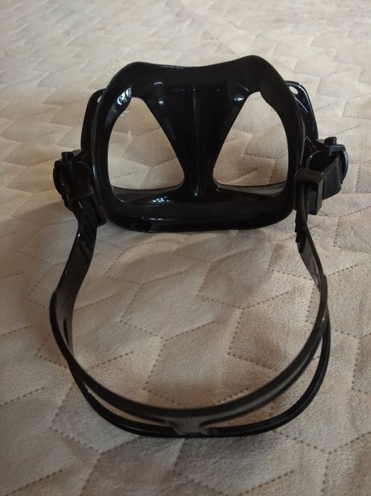 Набір для плавання, який включає маску та трубку