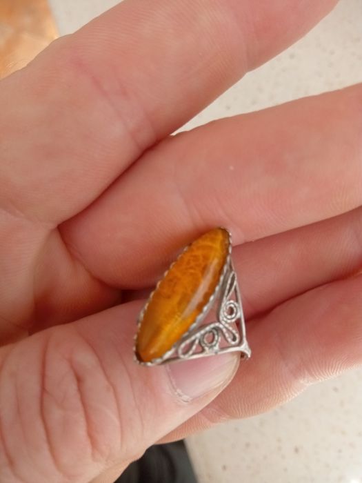 Pierścionek damski z żółtym oczkiem