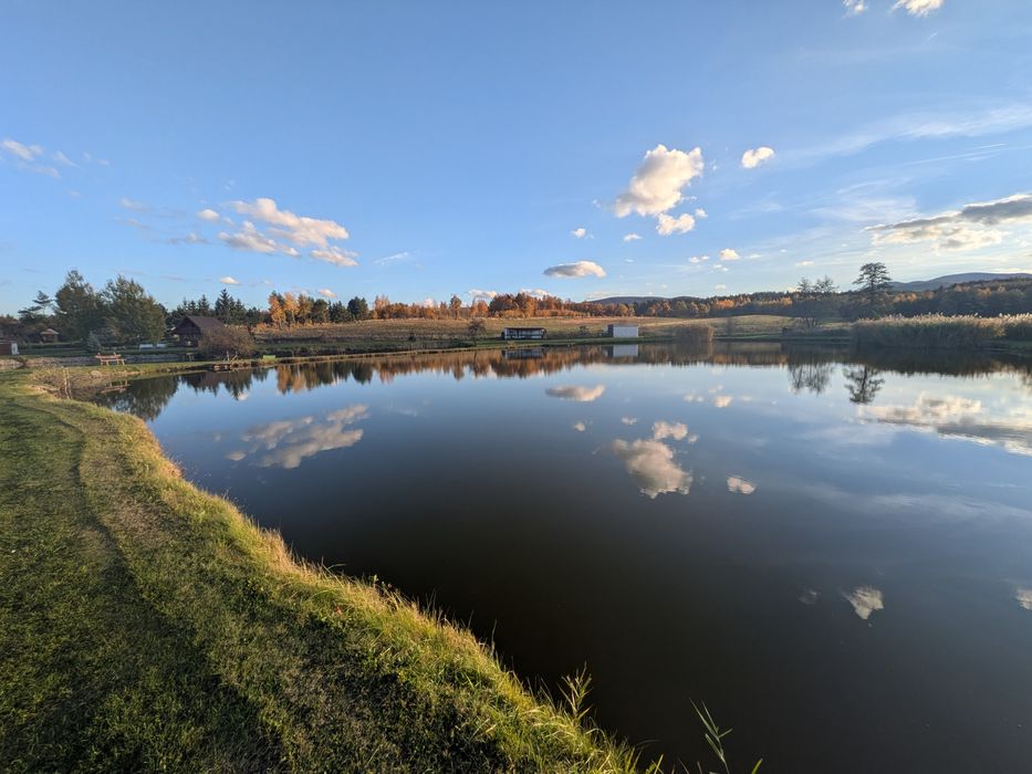 Chatka Nad Stawami –  domek nad wodą, wśród łąk gór, stawów i lasów,