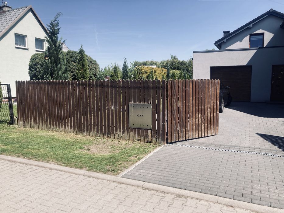 Ogrodzenie do odnowienia - solidne, ze sztachetami ok. 14m