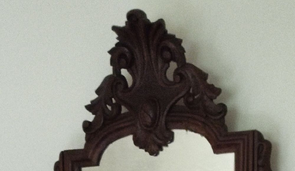 Cómoda antiga com pedra mármore e alçado com espelho