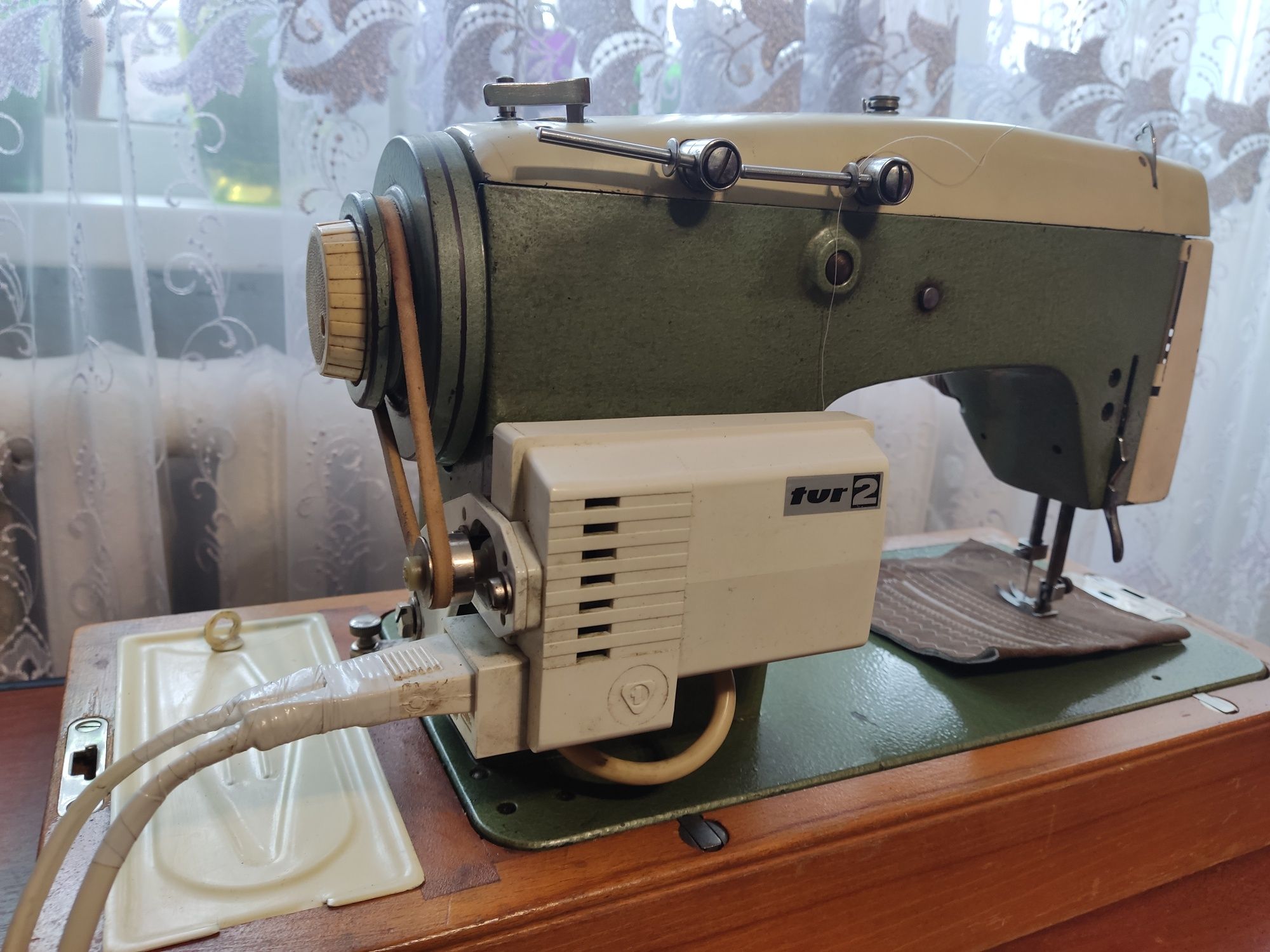 Швейна машинка верітас у футлярі з електроприводом