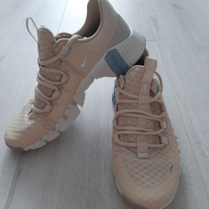Оригінальні жіночі кросівки NIKE FREE METCON 5 WORKOUT SHOES BEIGE DV3