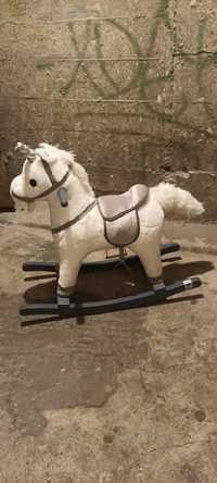 Piękny biały Koń na biegunach #Gra i macha ogonkiem