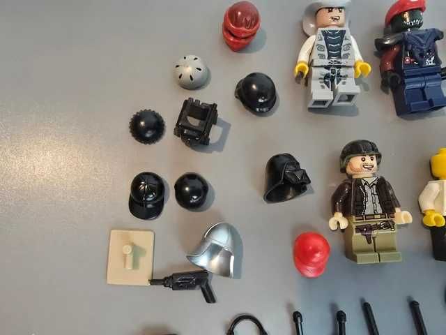 Minifiguras tipo Lego com armas e acessórios