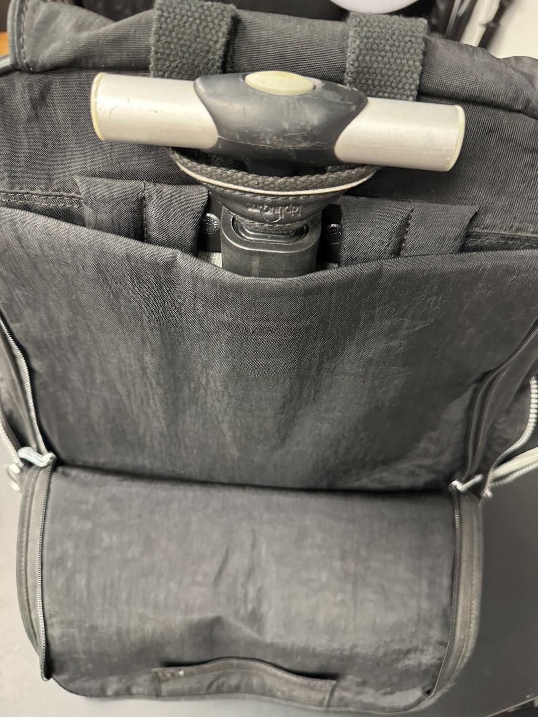 NOVO PREÇO - Mochila com Rodinhas Kliping Preta em Perfeito Estado
