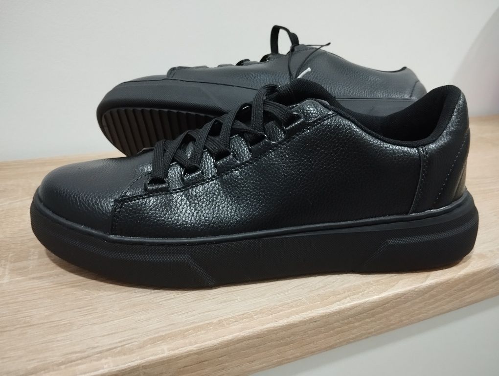 Класичні чорні фірмові кросівки Reserved