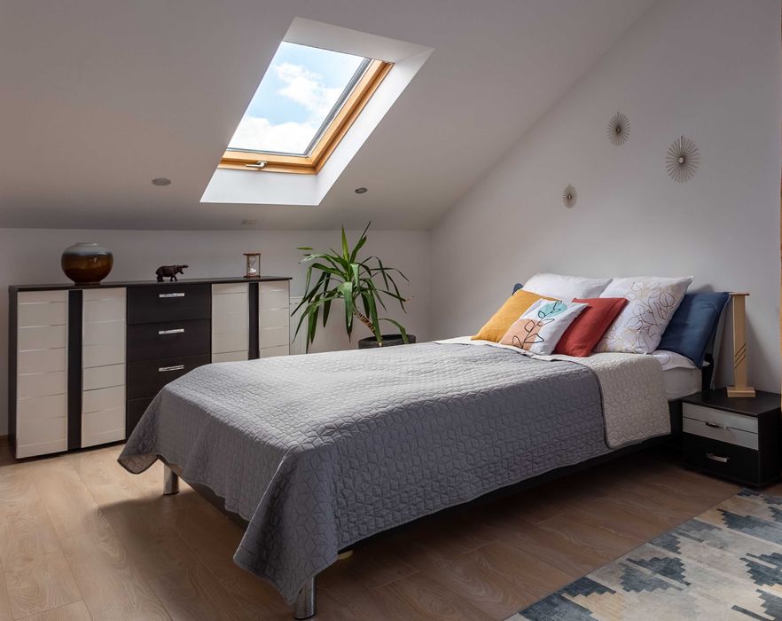 Zestaw mebli do sypialni: łóżko, szafa, komoda, 2 szafki nocne