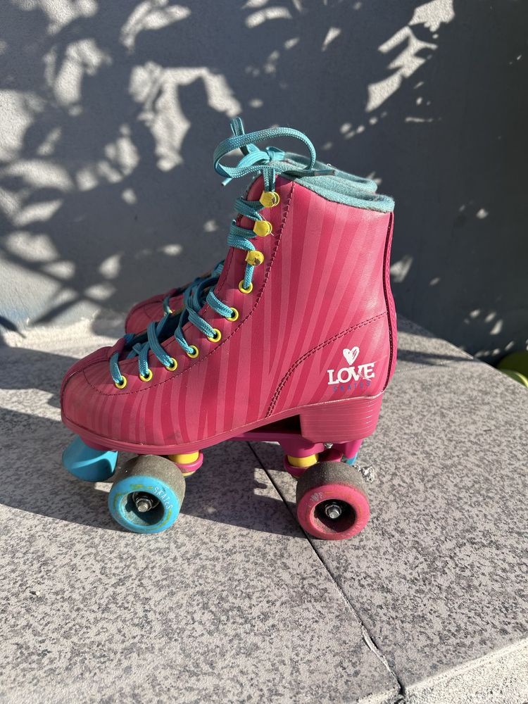Patins rosa e azuis