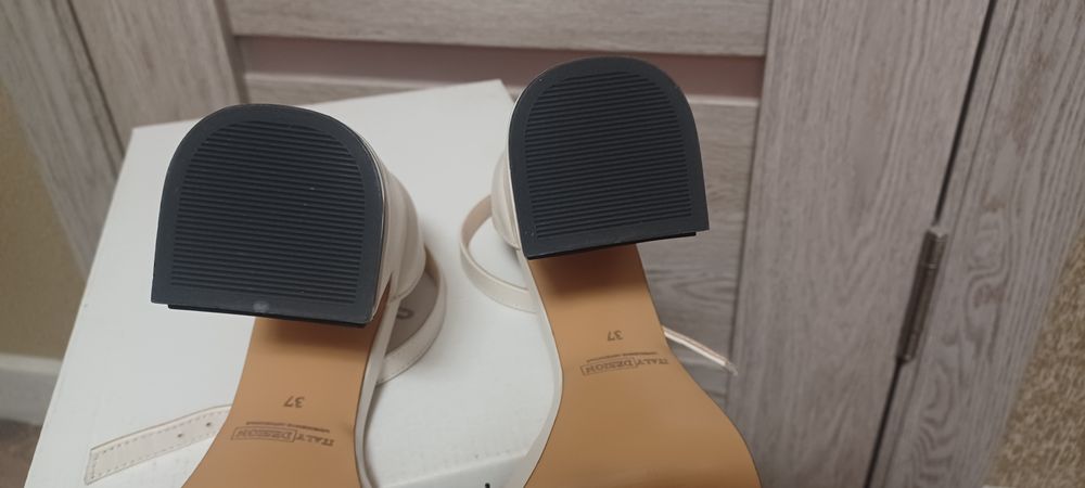 Босоніжки шкіряні