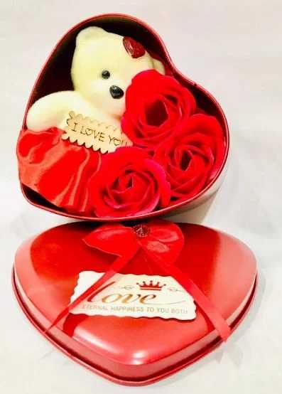 Подарунковий набір з мильною квіткою з 3 трояндами 1 ведмедик Червоний