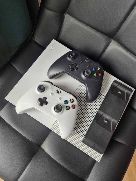 Xbox One S All Digital 1TB + 2 pady + ładowarka