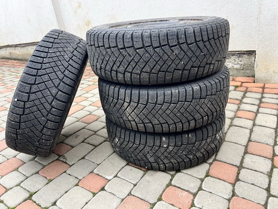 Комплект зимових автошин