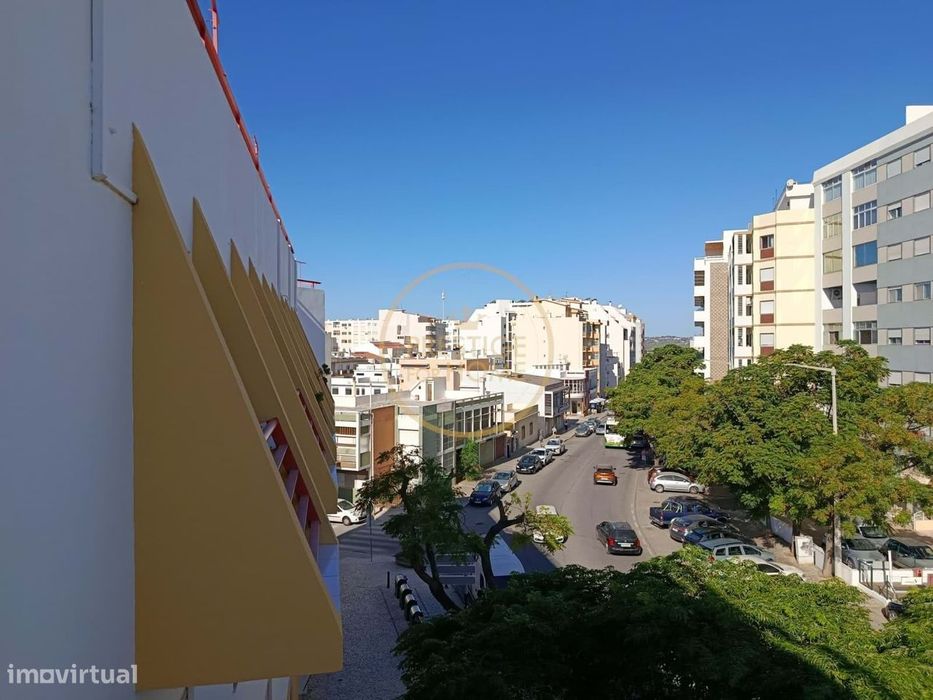 Apartamento T3 com garagem no centro de Loulé