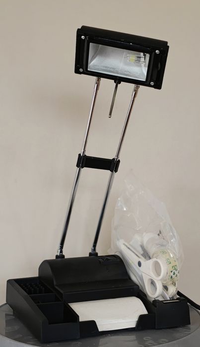 Lampa biurkowa z przybornikiem