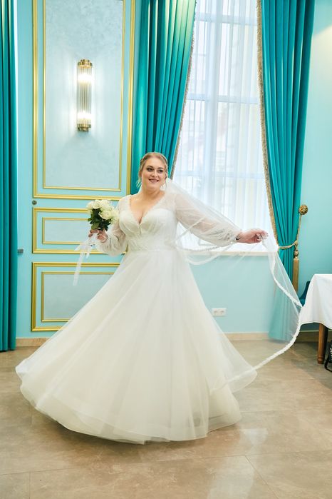 Весільна сукня довга пишна