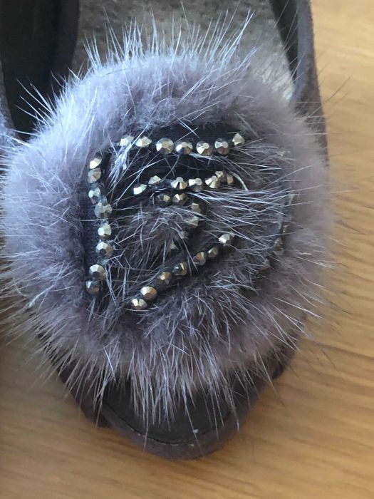 Sapatos cinzentos, base vermelha NOVOS tamanho 37