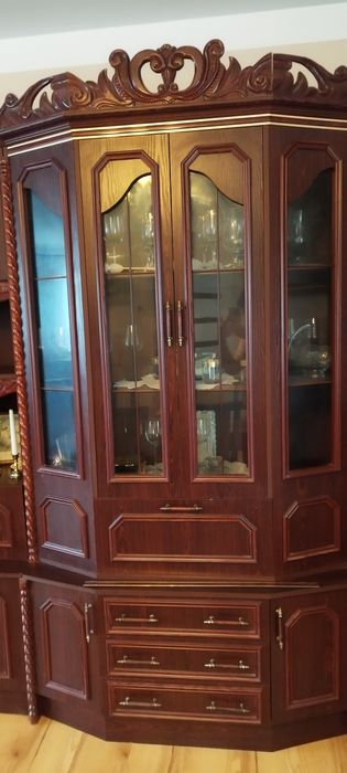 Meblościanka z koroną