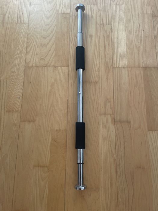 Drążek rozporowy montowany na futrynę drzwi