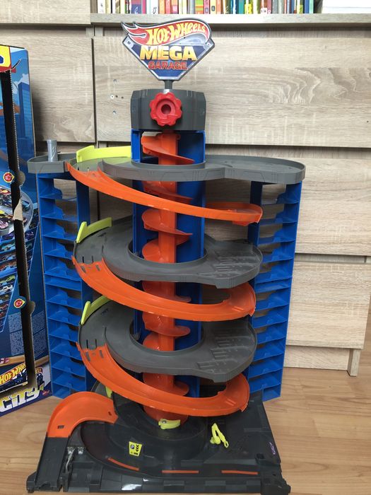 Hot Wheels mega garage