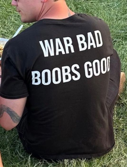 Футболка war bad, boobs good, війна погано, груди добре чорного кольор