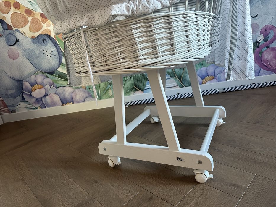 Wiklinowy kosz mojzesza z baldachimem na kolkach