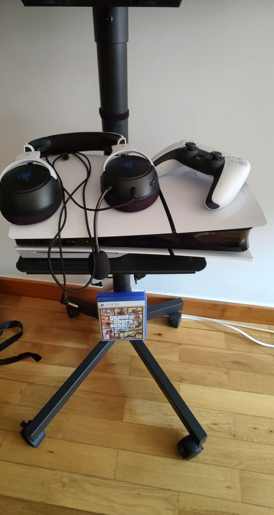 PS5 standard 1T com 1 controle + headset Razer + jogo Gta