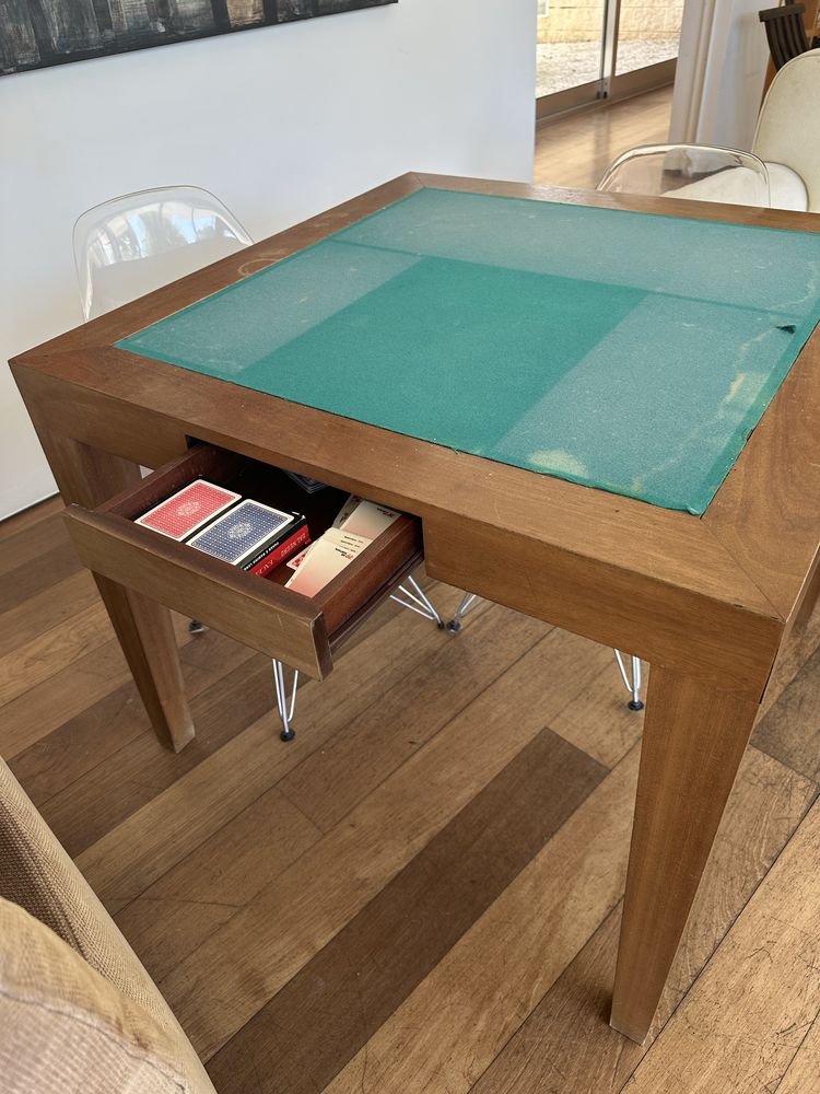 Mesa de jogo em madeira de medidas 90 cm por 90 cm e 76 cm altura