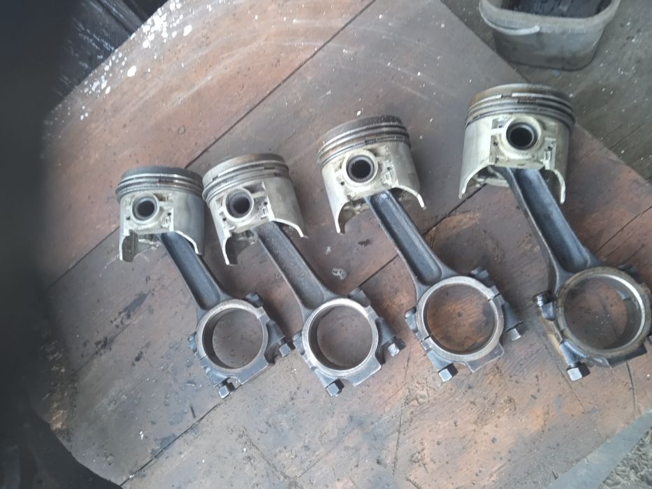 Блок двигуна з поршнями ваз 2107