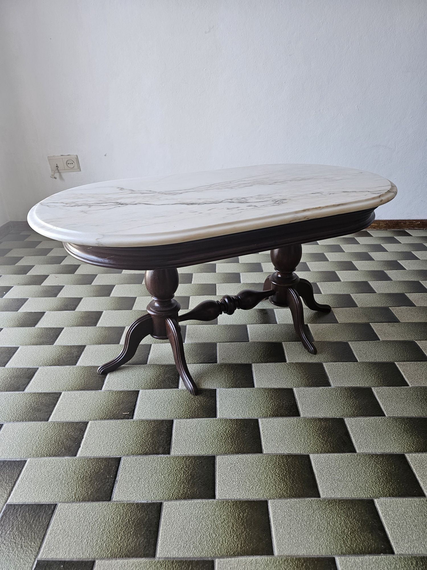 Mesa de Centro com Tampo de Pedra
