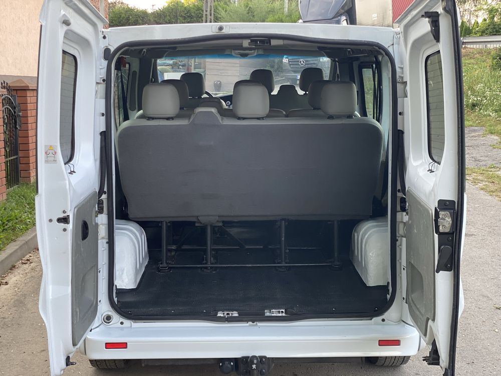 Renault Trafic 9 osobowy lift 2.0 cdi Klima Hak Nowe opony Stan Ideal