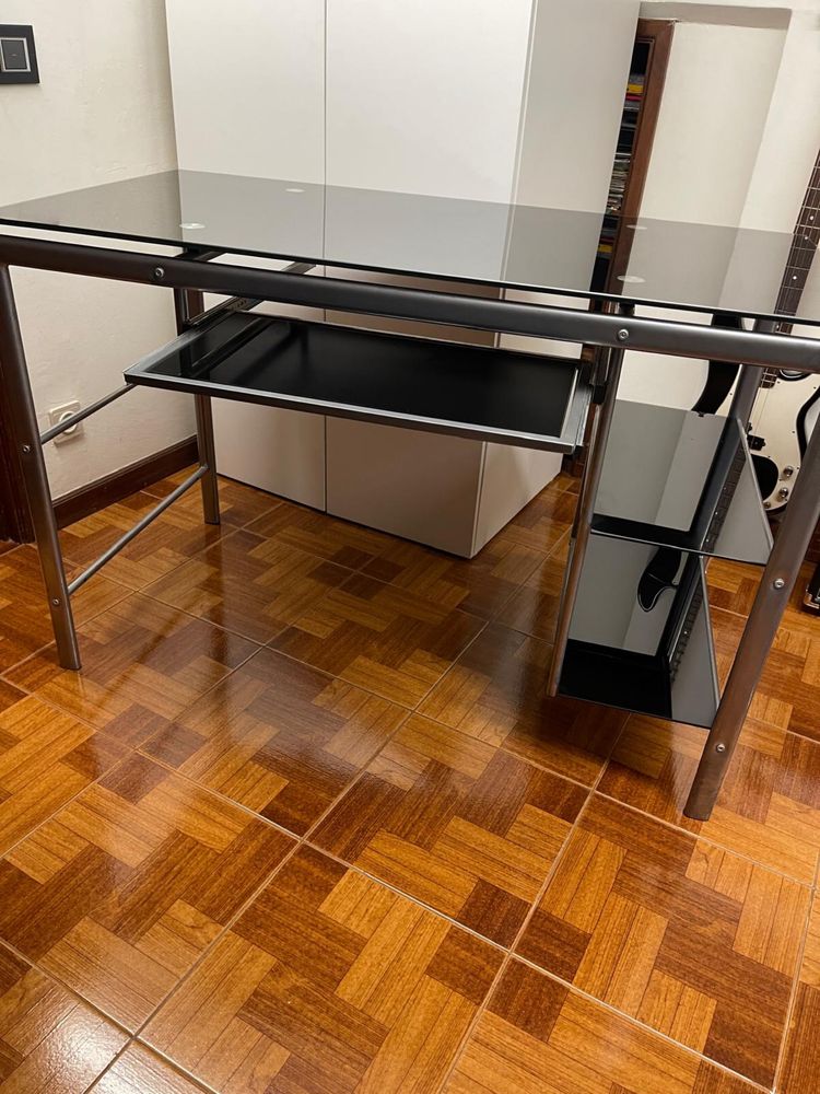 Secretaria em vidro preto